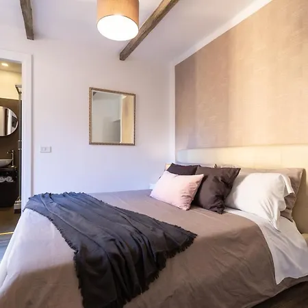 Domus De Fiori Apartment *