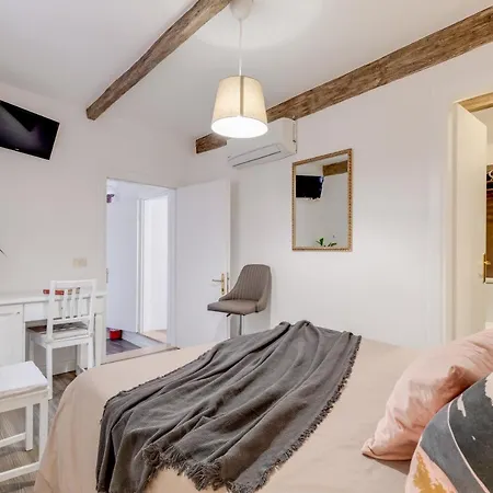 Domus De Fiori Apartment